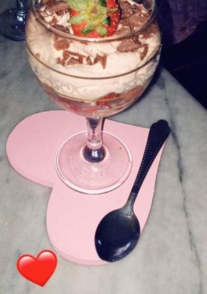Une photo de Dessert au chocolat et fraise