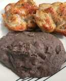 Frejoles negros batidos con pollo a la plancha