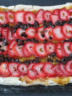 Una foto de Tarta hojaldrada de fresones