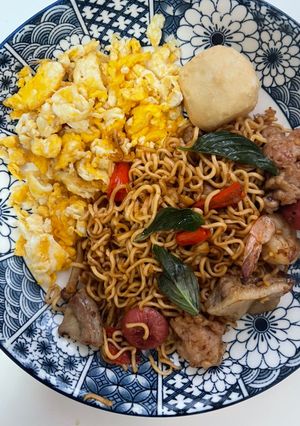 A picture of Drunken Stir-Fried Instant Noodles (Pad Kee Mao Mama).