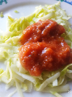 Una foto de Pasta de zucchini con salsa de tomate