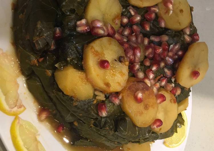 ورق عنب بالصلصة الحمرا
