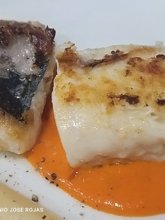 Una foto de Suprema de merluza con salsa de piquillos