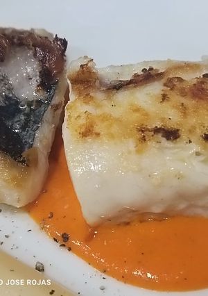 Una foto de Suprema de merluza con salsa de piquillos