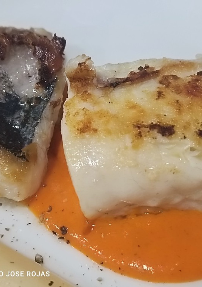 Una foto de Suprema de merluza con salsa de piquillos
