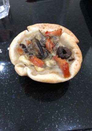 Una foto de Canastitas de champiñones, queso, tomate y aceitunas negras