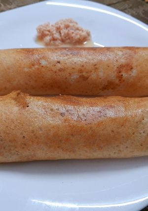 A picture of Dosa with peanut chutney.