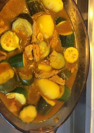 Une photo de Émincé de porc aux courgettes pommes de terre rattes et curcuma