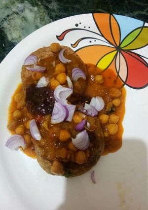 आलू चना दाल टिक्की विथ छोले (Aloo chana dal tikki with chole recipe in hindi) रेसिपी मुख्य फोटो