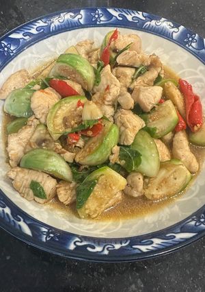 รูปของ อกไก่ผัดเต้าเจี้ยวใส่มะเขือโหระพา