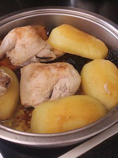 Una foto de Contramuslos de pollo con patatas
