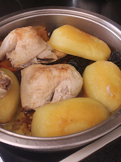 Una foto de Contramuslos de pollo con patatas
