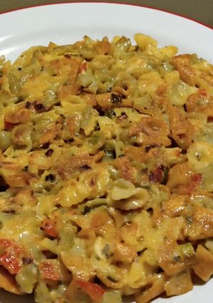 Una foto de Tortilla de fideos multicolores