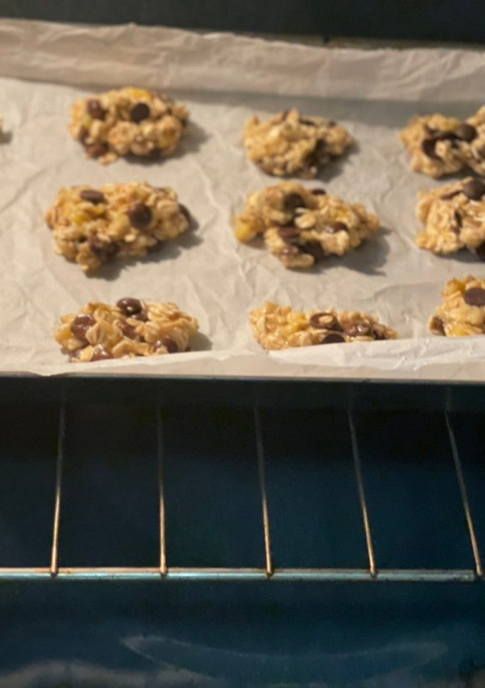 Una foto de Bolitas de plátano con avena y chispas de chocolate