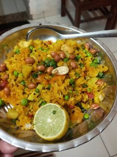 वेजिटेबल एंड नट्स पोहा(vegetables and nuts poha recipe in hindi) रेसिपी मुख्य फोटो