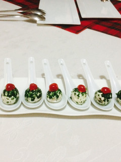 Una foto de Bolitas navideñas de queso crema (dip)