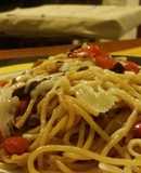 Pasta con tomates cherry y berenjena