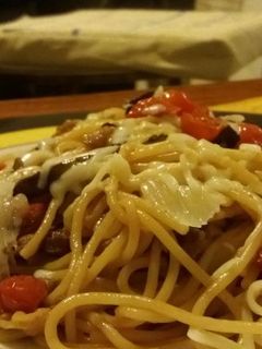 Una foto de Pasta con tomates cherry y berenjena