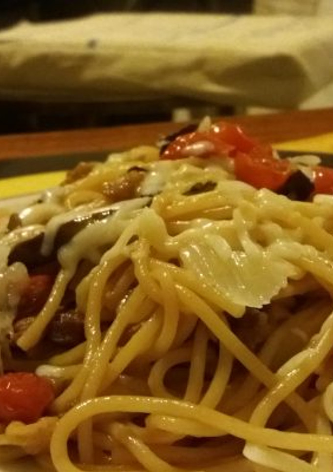 Una foto de Pasta con tomates cherry y berenjena