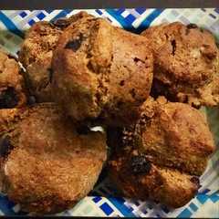 Una foto de Muffins de avena y espelta, variante nueces y arándanos (s/huevo, veganos)
