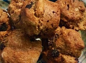 Una foto de Muffins de avena y espelta, variante nueces y arándanos (s/huevo, veganos)