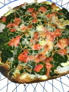 Una foto de Falsa pizza de calabacín y espinacas