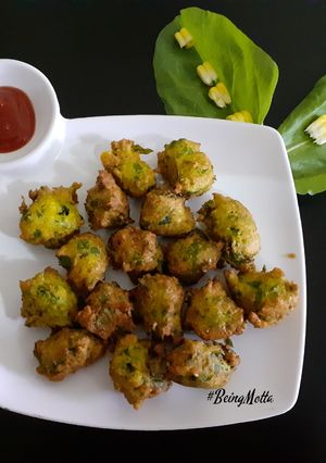 A picture of Corn-Spinach Pakoras.