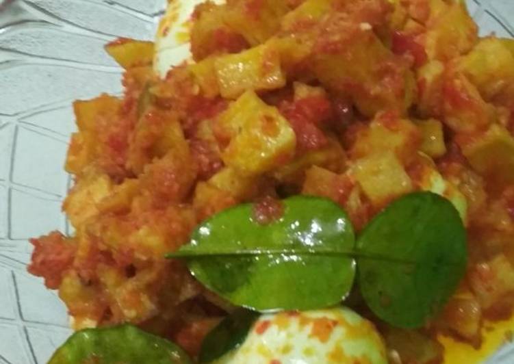 Cara Gampang Menyiapkan Kentang telur balado yang Bisa Manjain Lidah