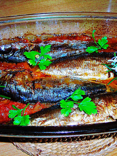 Una foto de Sardinas con tomate y cebolla al horno