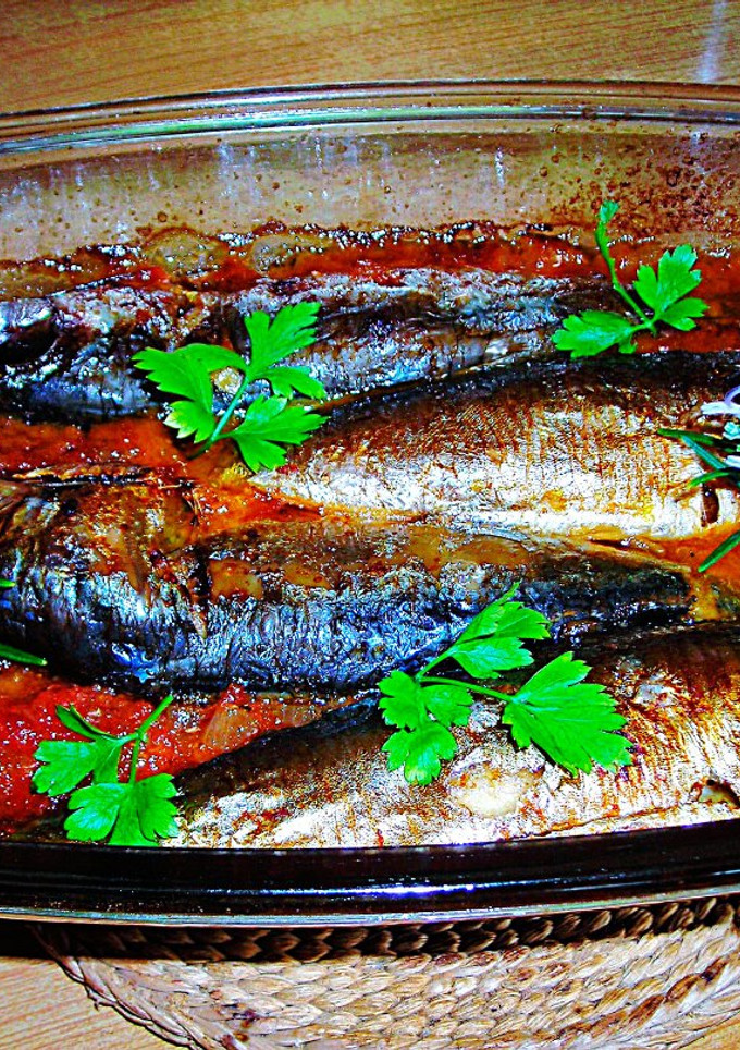 Una foto de Sardinas con tomate y cebolla al horno