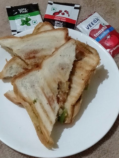 ग्रिल्ड कैप्सिकम टोमाटोचीज़ सैंडविच (grilled capsicum tomato cheese sandwich recipe in Hindi) रेसिपी मुख्य फोटो