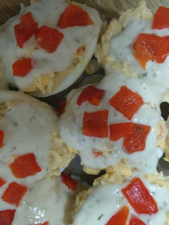 Una foto de Huevos rellenos con salsa de yogur