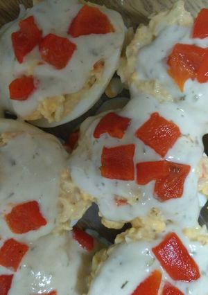 Una foto de Huevos rellenos con salsa de yogur