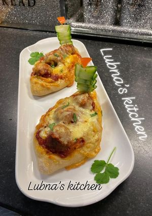 A picture of Cheesy Meatball Boat:.