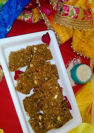 तिल, मूंगफली और गुड़ की पंजीरी (Til Mungfali aur gud ki panjiri recipe in Hindi) रेसिपी मुख्य फोटो