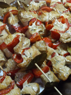 Una foto de Pinchitos de pollo o pavo al grill con pimiento macerados con soja para aperitivo