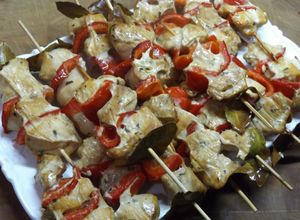 Foto principal de Pinchitos de pollo o pavo al grill con pimiento macerados con soja para aperitivo