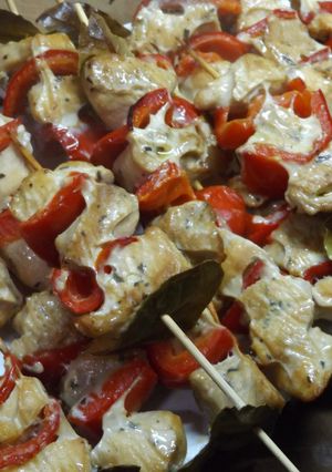 Foto principal de Pinchitos de pollo o pavo al grill con pimiento macerados con soja para aperitivo