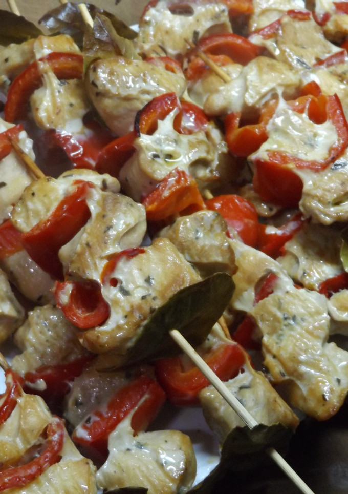 Una foto de Pinchitos de pollo o pavo al grill con pimiento macerados con soja para aperitivo