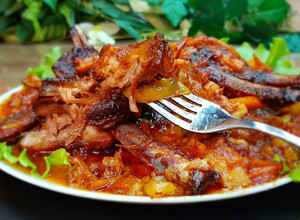 Фото Очень вкусные свиные ребрышки с овощами в духовке.
