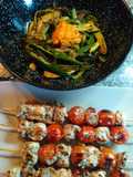 Brochetas de pavo con guarnición de verduras
