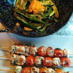 Una foto de Brochetas de pavo con guarnición de verduras