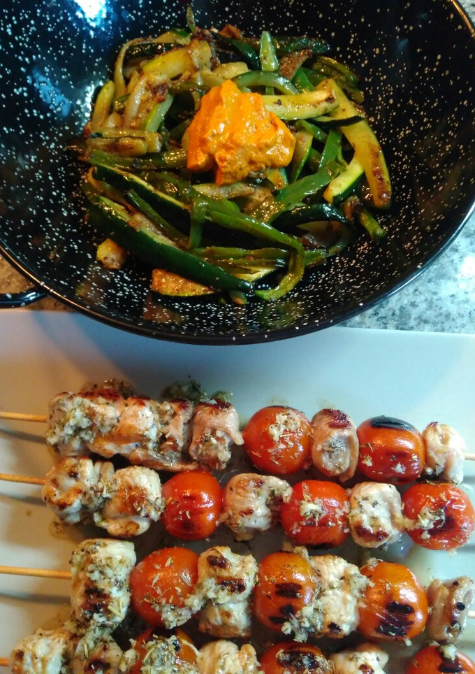Una foto de Brochetas de pavo con guarnición de verduras