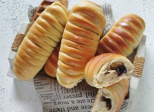 Foto resep Banana Choco Cheese Roll Sourdough Bread