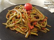 Une photo de haricots verts frais