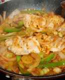 Contramuslos de pollo con fritada de pimiento, cebolla y puerro