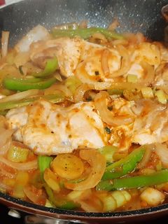 Una foto de Contramuslos de pollo con fritada de pimiento, cebolla y puerro