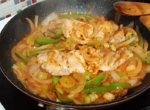 Foto principal de Contramuslos de pollo con fritada de pimiento, cebolla y puerro