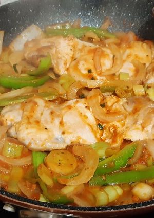 Foto principal de Contramuslos de pollo con fritada de pimiento, cebolla y puerro