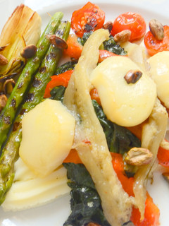 Una foto de Lasaña de verduras, queso de cabra y pistachos